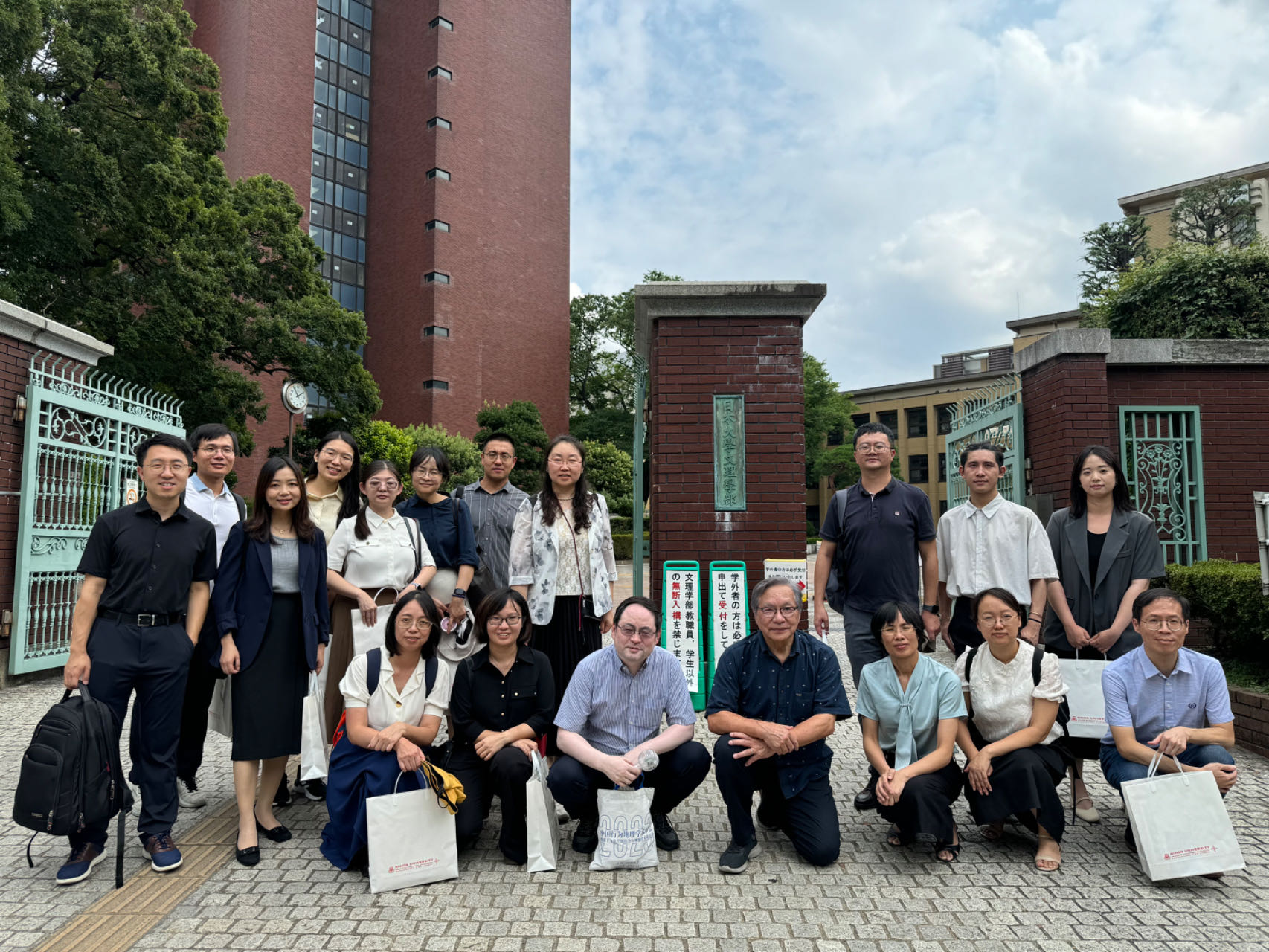 a6744ed14ed94a838bf99a4703a08b02.jpg 中方交流人员与佐野教授在日本大学文理学部门前合影.jpg