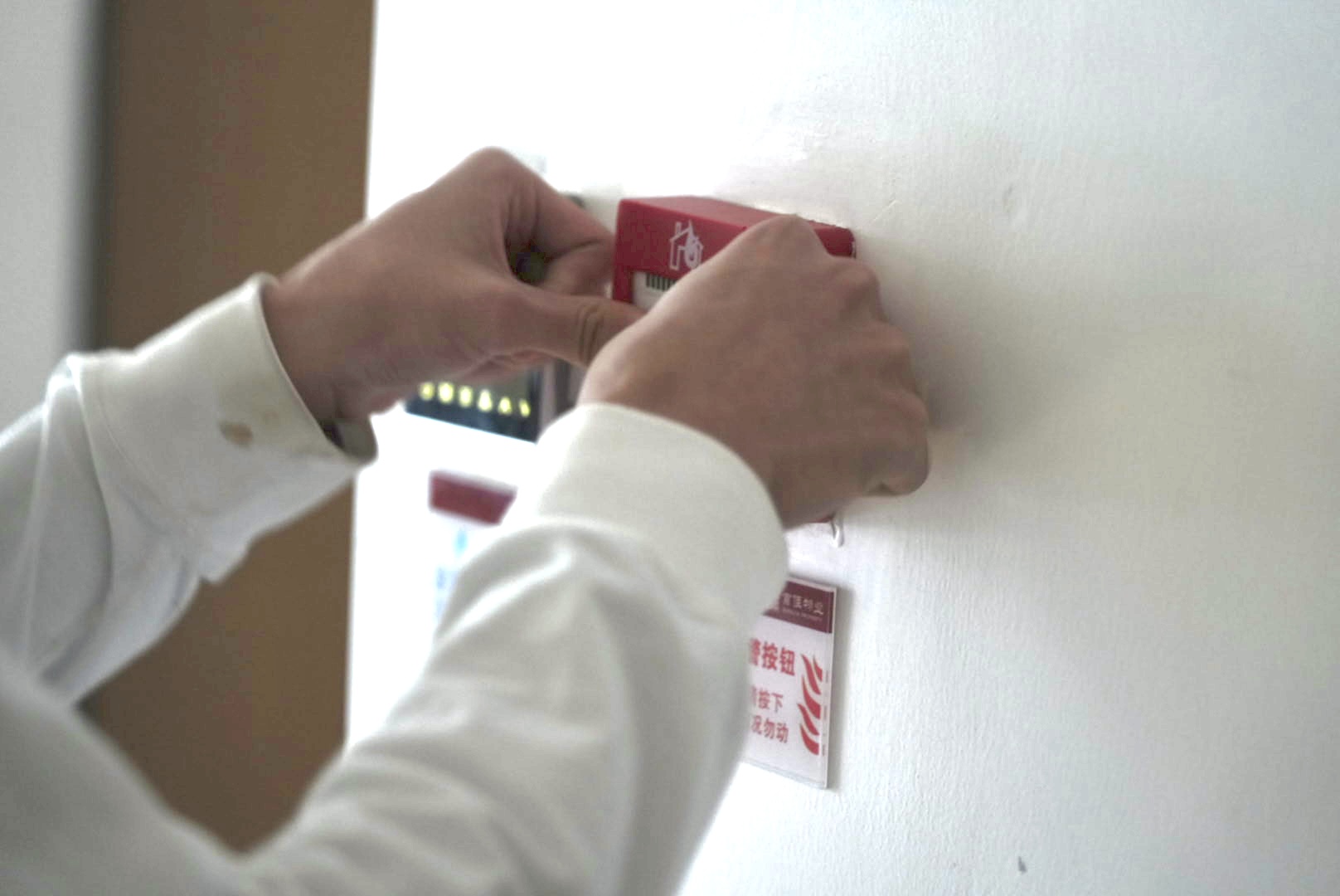 5088d75f18ee4a8eac14a5b71c1add9b.jpg 图9 报警器实操.jpg